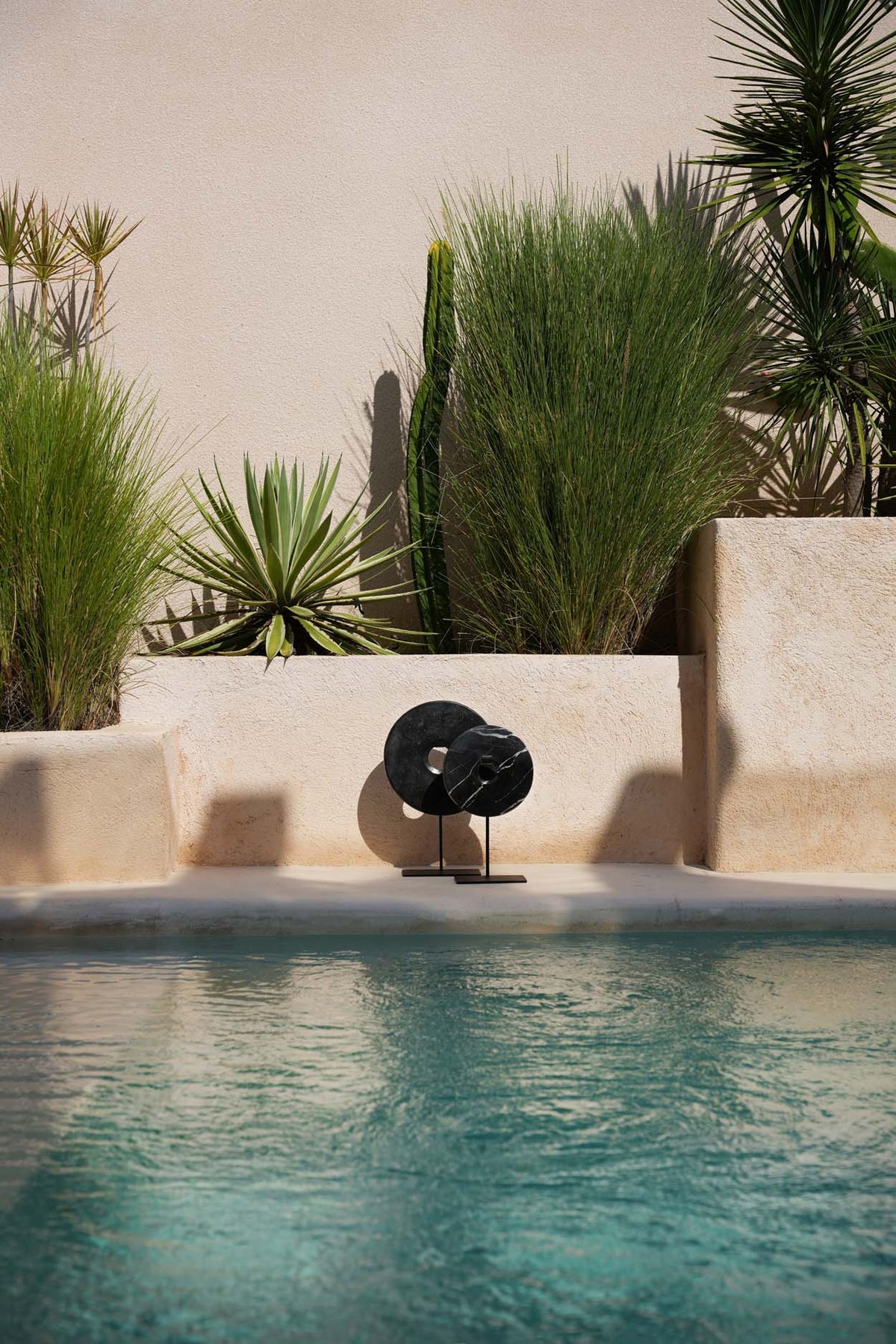 The Marble Disc on Stand - Black - L